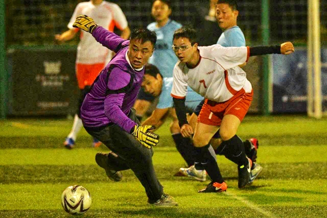 姆巴佩球员通道内找队友沟通没人理